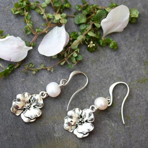 flower earrings, silver flower earring, pearl earrings pearl flower earring bridesmaid earrings delicate earrings wedding jewelry