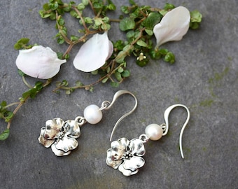 flower earrings, silver flower earring, pearl earrings pearl flower earring bridesmaid earrings delicate earrings wedding jewelry