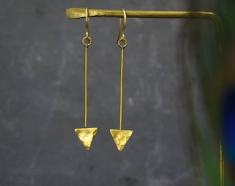 Druppeloorbellen met gehamerde gouden pijl – moderne geometrische sieraden