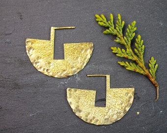 Pendientes geométricos de latón hechos a mano, estilo bohemio chic.