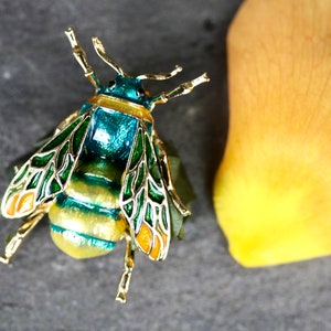 DIY Bee pin, craft embelishment, green bee brooch  jewelry gold bee gold pin insect jewellery fly pin boho pin bumble bee nature pin insect