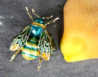 Bee pin, DIY craft embelishment, green bee brooch  jewelry gold bee gold pin insect jewellery fly pin boho pin bumble bee nature pin insect