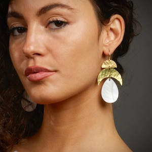 Grote gouden schelpoorbellen, gehamerd messing, boho-statementsieraden