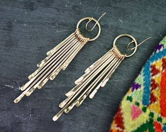 Pendientes con flecos chapados en oro de 18 quilates, colgantes con un toque bohemio chic.