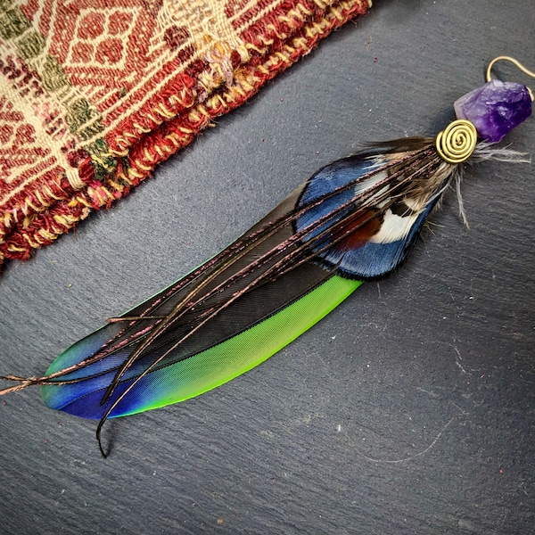 Parrot Single Feather Earring, boucles d’oreilles en plumes plume verte plume de perroquet boho boucle d’oreille boho boucles d’oreilles hippie boucle d’oreille Améthyste boho