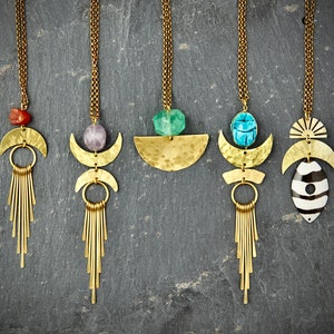 Långt guldhängehalsband - Ett boho-halsband i hamrat guld med karneol, ametist, fluorit, ben och egyptisk skarabé