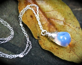 Collier goutte en opalite, collier phosphorescent en argent, collier phosphorescent en argent, collier en fil d'argent, collier élégant, collier délicat