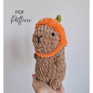 Wzór na szydełkową kapibarę – łatwa pluszowa maskotka amigurumi z mandarynkową czapeczką, PDF dla początkujących, projekt z resztek włóczki