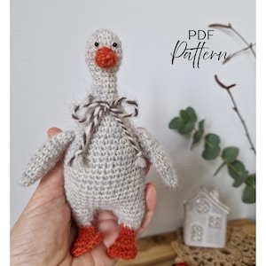 Virkmönster för amigurumigås i PDF-format – Gosedjur i present, instruktioner på amerikanska, tyska och italienska termer