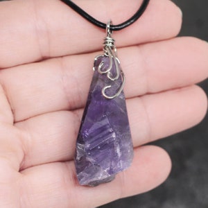 Amethyst-Edelsteinanhänger mit verstellbarer Lederkordel - 20mm x 53mm