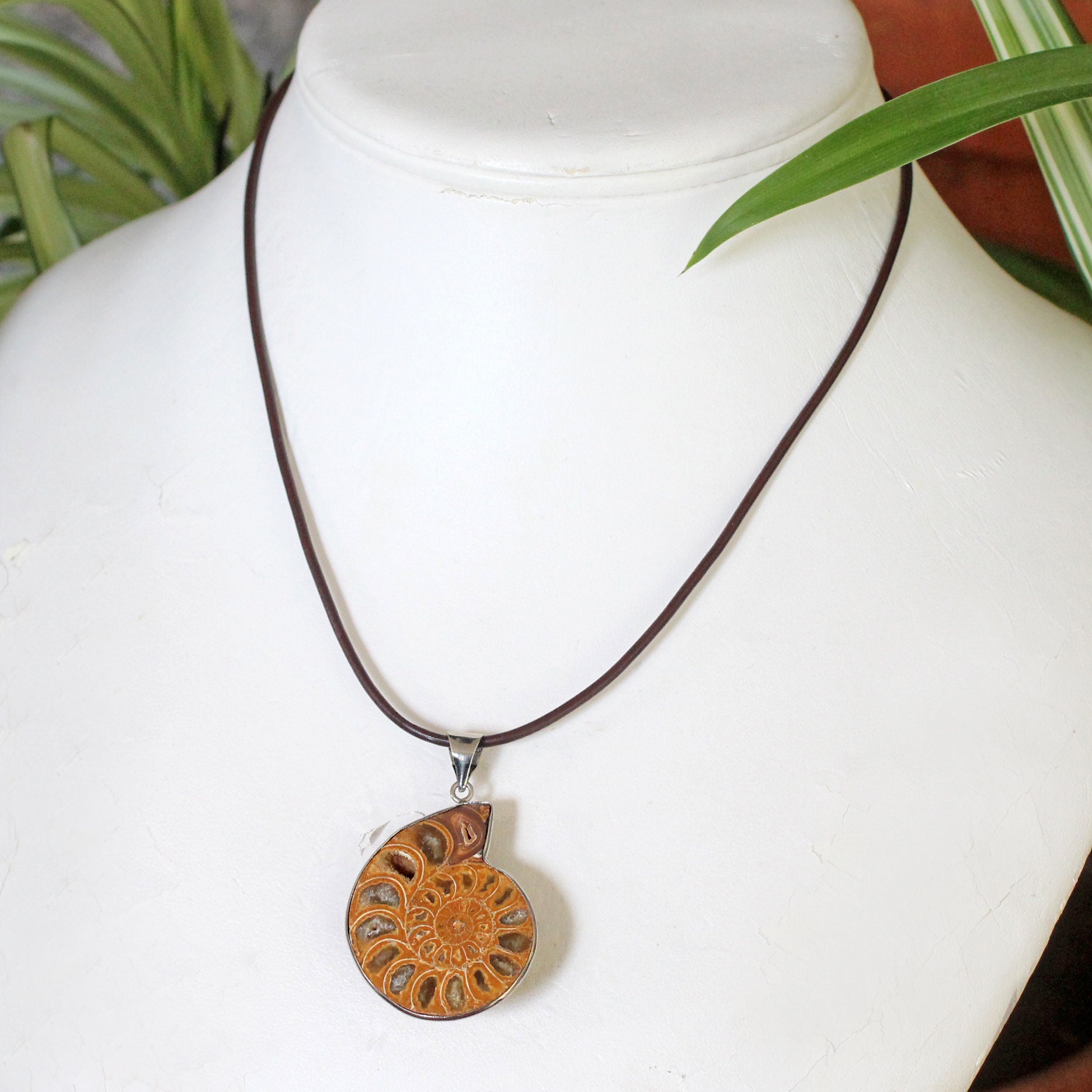 Pendentif fossiles d'escargot | Collier avec pendentif fossiles d'ammonite en pierre naturelle | Coquillage minéral spécimen cadeau pour homme et femme