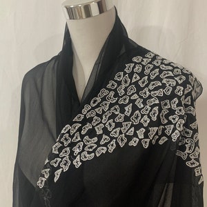 Schwarzer Seidenschal, Handbestickter Schwarz-Weiß-Wrap, Schwarz-Weiß-Seide-Chiffon-Schal, die ganze Saison über Luxuriöse formelle Kleidung Schal