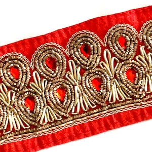 Finiture in seta rossa e oro, finiture ricamate a mano rosse, finiture in filo Zardosi dorato, finiture per bordi, finiture per costumi da ballo, finiture per cucito, finiture per decorazioni per la casa.