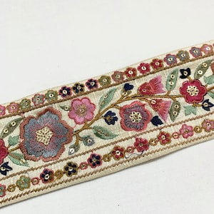 Meerkleurige geborduurde bekleding, witte bloemenrandversiering, High fashion bekleding, paillettenversiering, Home decorversiering, gevouwen randenversiering.