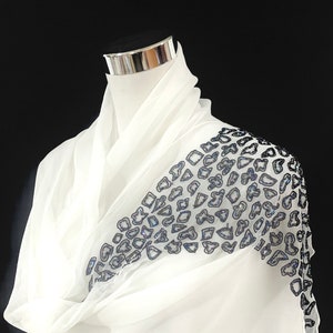 Weißer Seidenschal, Hand bestickter weißer Schal, Weiß-Schwarz-Schal, Seiden-Chiffon-Schal, Schal für die ganze Saison
