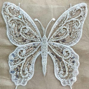 2 Weiß n Silber Schmetterlinge Applikation, Schmetterling Braut Applikation, Abendkleidung Applikation, Hand Perlen Hochzeit Applikation, luxuriöse Applikation.