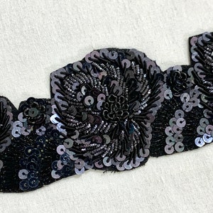 ブラック & グレーのトリム、ローズ柄のトリム、手刺繍のトリム、ハンドビーズのトリム、グレーとブラックのスパンコールのトリム、フォーマルウェアのトリム。