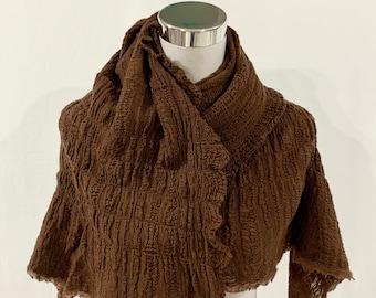 Bruine zuivere wollen omslagdoek, gekreukte wollen omslagdoek, zachte en warme wintersjaal, formele en casual zuivere wollen omslagdoek, rekbare zuivere wollen omslagdoek.