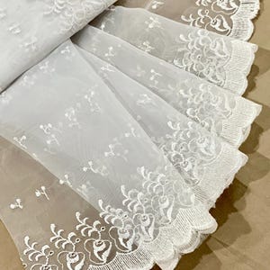 Hauchzartes weißes besticktes Paspelband