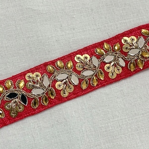 Guarnição vermelha melancia, guarnição bordada dourada, guarnição de base de seda crua, embelezada com strass e espelhos.
