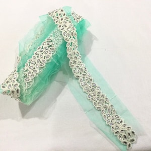 Groene tule trim verfraaid met strass en witte katoenen draad