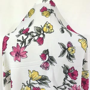 Extra brett tyg, rosa och gult blommönstertyg, polycrepe-tyg med vit bas, sytyg, mjukt, välklätt tyg, heminredningstyg.