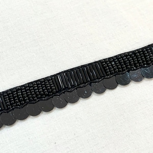 Bordure noire, bordure noire brodée à la main, bordures en perles de roche et disques longs, bordures pour décoration d'intérieur, bordures pour tenues de soirée, bordures pour couture DIY.