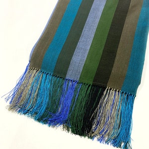 Châle en laine bleu, châle à rayures multicolores, châle d&#39;hiver en laine, châle à franges en soie, châle luxueux pour le bien-être.