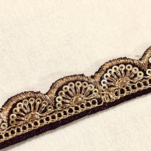 Acabamento marrom e dourado, acabamento bordado marrom escuro, acabamento de bordas, acabamento de decoração para casa, acabamento formal em seda artística, acabamento de bordas, fabricação de bonecas.