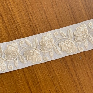 2 meter bruidsversiering, bruiloftversiering, crèmekleurige zijden bekleding, zijdeborduurversiering, formele slijtageversiering, woondecoratieversiering, bloemenversiering.