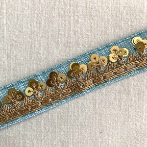 2ヤードのソフトブルーNゴールドトリム、ゴールドメタリック刺繍アートシルクトリム、ボーダートリム、ボヘミアンコスチュームトリム、ホームデコレーショントリム。