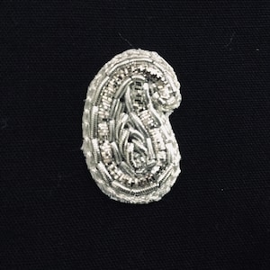 Apliques de astilla - Apliques nupciales - Apliques bordados - Apliques de boda - Bordados con hilos Zardosi plateados