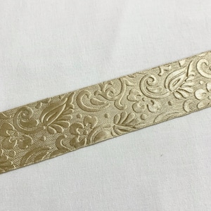 Gouden reliëfversiering, gouden bloemenversiering, formele versieringen, woondecoratie, randversiering, gouden zelfontwerplint, brede gouden rand.