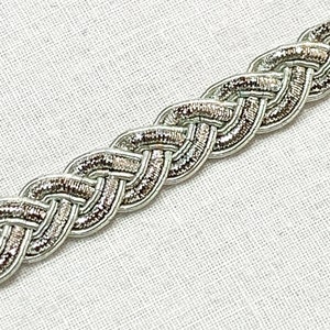 2 Yards Silber handgemachte Borte, flaches Zopfband, keltisches Muster, Brautordnung, formelle Kleidung trimmen, handgemachte Zardosi trimmen, Home Dekor trimmen.