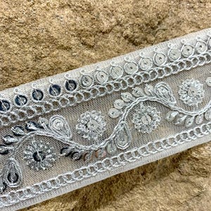 Zilveren geborduurde rand, zilveren tule basisversiering, zilveren randversiering, buikdanskostuumrand, boho-naaiwerk, afwerking woondecoratie.