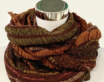 Bruine zuivere wollen gekreukelde sjaal, bruin gestreepte wollen sjaal, dames wintersjaal, luxe wintersjaal, bruin n olijfgroen gestreepte omslagdoek.