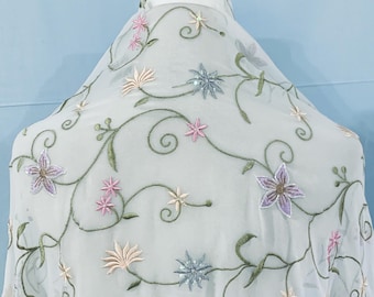 Witte Georgette-stof, Georgette Saree-stof, veelkleurige bloemen geborduurd, stof voor formele kleding, doe-het-zelfnaaistof, woondecoratiestof.