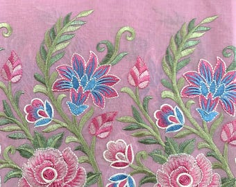 Stof met bloemen - Stof voor feestjurk - Stof met roze bloemen - Zachtroze voile stof met bloemenborduursel