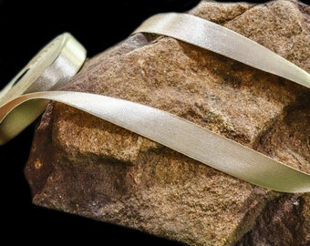 2ヤードのゴールドリボン、薄いゴールドメタリックリボン、DIYクラフトリボン、ブライダルトリム、帽子作りリボン、多目的リボン、クリスマス装飾。