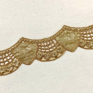 Goud geborduurde rand, geschulpte gouden geknipte werkversiering, gouden randversiering, danskostuumversiering, naaiversiering, metallic gouden kanten rand.