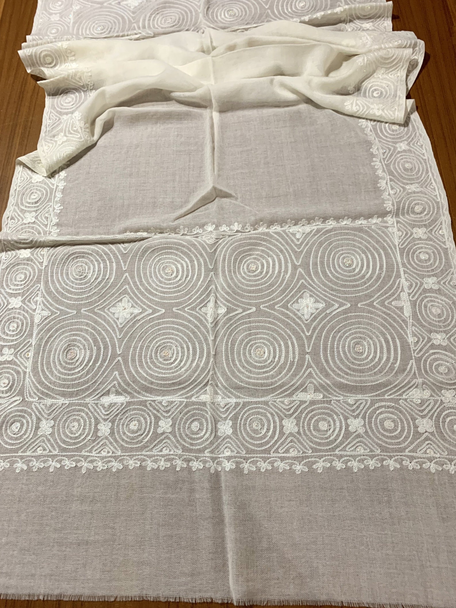 Weißer Wollschalhandgesticktes WolltuchAll over bestickter | Etsy