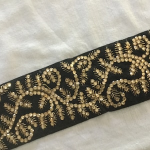 Zwart en goud trim, gouden kristallen trim, gouden draad borduurwerk, zwarte suède trim, formele slijtage trim, high fashion trim, home decor trim.