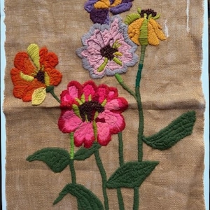 Vintage Floral Crewel Stickerei: Wolle auf Sackleinen, Handarbeit, 80er Jahre Wandbild