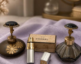 Set de atomizadores de perfume vintage con caja de perfume Chanel, colección de atomizadores para tocador de mediados de siglo.