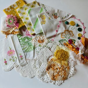 Charmante vintage bundel roze kant voor knutselen, shabby chic en gemengde texturen, bundel roze snippets
