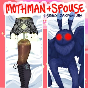 Può includere: Un cuscino dakimakura a due lati con un paralume bianco e nero con una gamba e uno stivale da un lato e un uomo falena blu con occhi rossi dall'altro. Il cuscino è su uno sfondo bianco con accenti rosa.