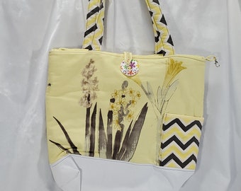 Sturdy tote bag  Home dec fabric in Yellow gray white  2 outer pockets, 6 Interior in gray & white  Machine wash button and Zips Key fob