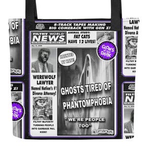 Könnte beinhalten: Eine schwarz-weiße Einkaufstasche mit einem Zeitungsdesign mit Schlagzeilen wie "Werewolf Lawyer" und "Ghosts Tired of Phantomophobia". Die Tasche hat einen lila und schwarzen Riemen.