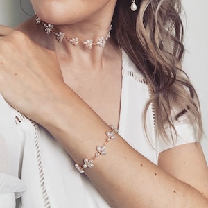 Pulseira de pérolas feita à mão para noivas: joias de casamento estilo boho dourado