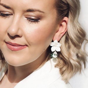 HAMPTON // Pendientes de novia // Pendientes de novia con flores de arcilla esculpidas, pendientes colgantes de cristal, pendientes florales para novia